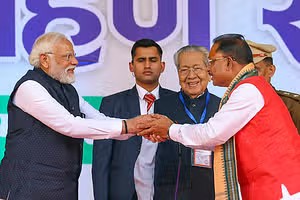 Prime Minister Shri Narendra Modi greets the new Chatishgar Chief Minister.




